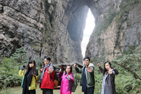 Students pose for a group photo when touring around the Three Natural Bridges in Wulong, Chongqing City (provided by participants of the winter programme organized by Chongqing University)